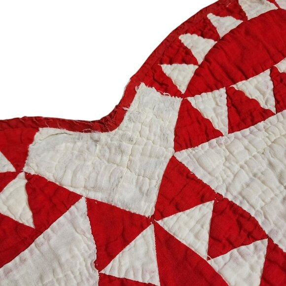 ANTIQUE Hand-Quilted Turkey Red / Ivory scalloped Pickle Dish Quilt 70inx70in