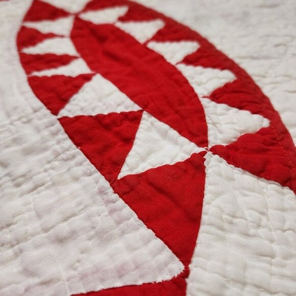 ANTIQUE Hand-Quilted Turkey Red / Ivory scalloped Pickle Dish Quilt 70inx70in