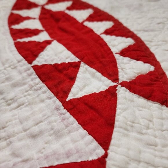ANTIQUE Hand-Quilted Turkey Red / Ivory scalloped Pickle Dish Quilt 70inx70in