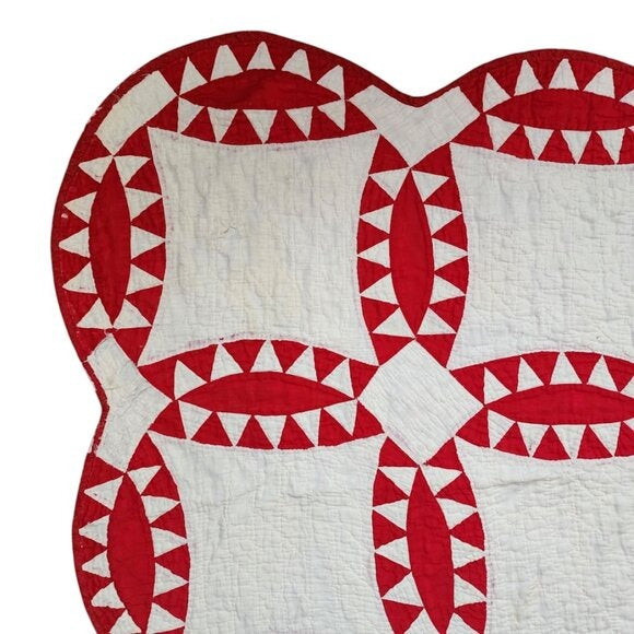 ANTIQUE Hand-Quilted Turkey Red / Ivory scalloped Pickle Dish Quilt 70inx70in